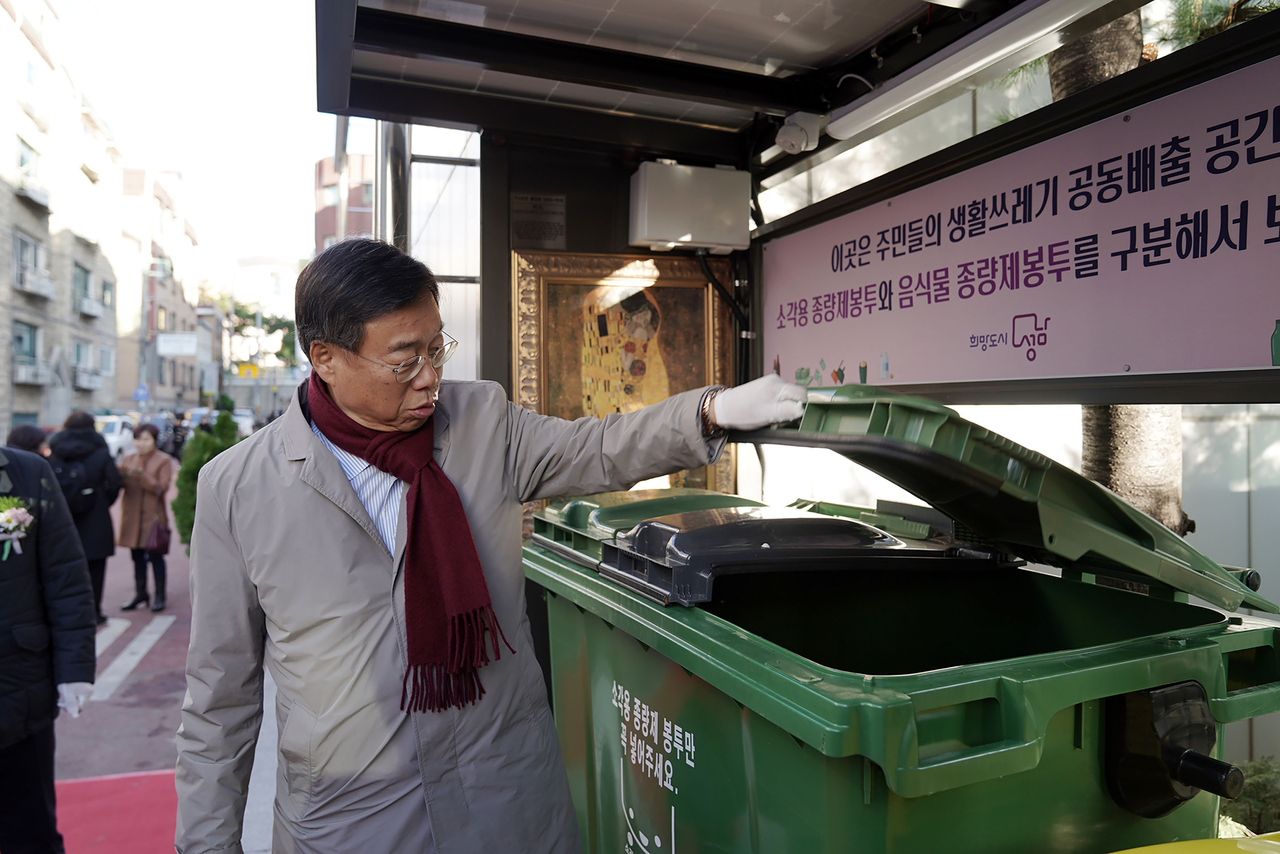 신상진 성남시장이 생활쓰레기 거점배출시설을 둘러보고있다.[성남시 제공]