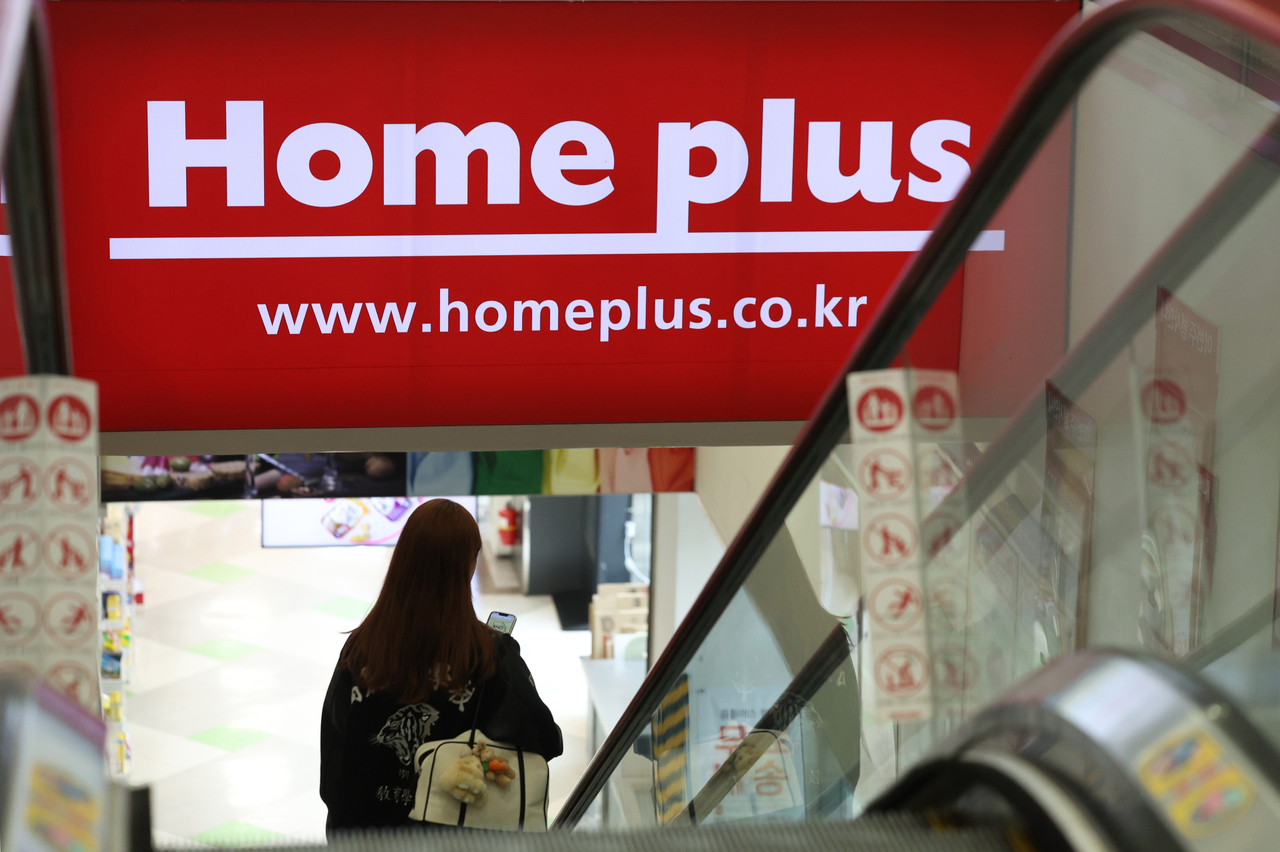 A customer enters a Home Plus store on Wednesday. (Newsis)