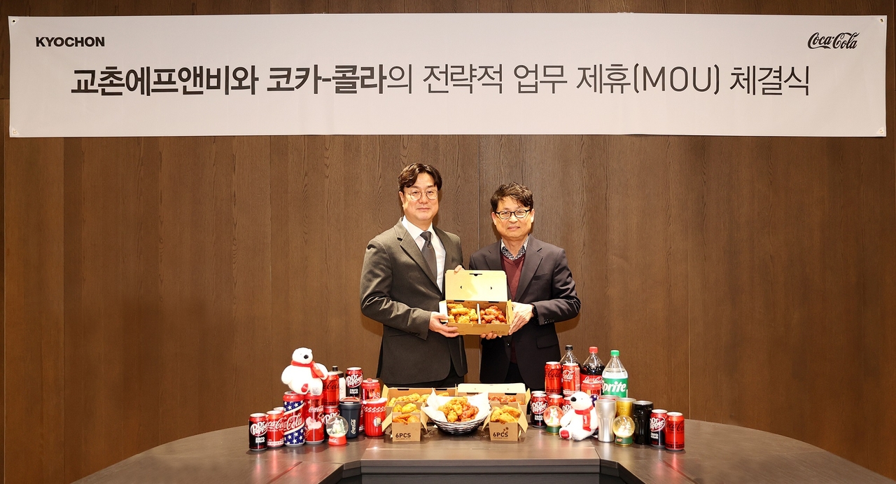 지난 6일 MOU 체결식에 참석한 교촌에프앤비 이상로(왼쪽부터) 국내사업부문장이 코카콜라음료 신기섭 디지털영업부문장과 기념 사진을 찍고 있다. [교촌에프앤비 제공]