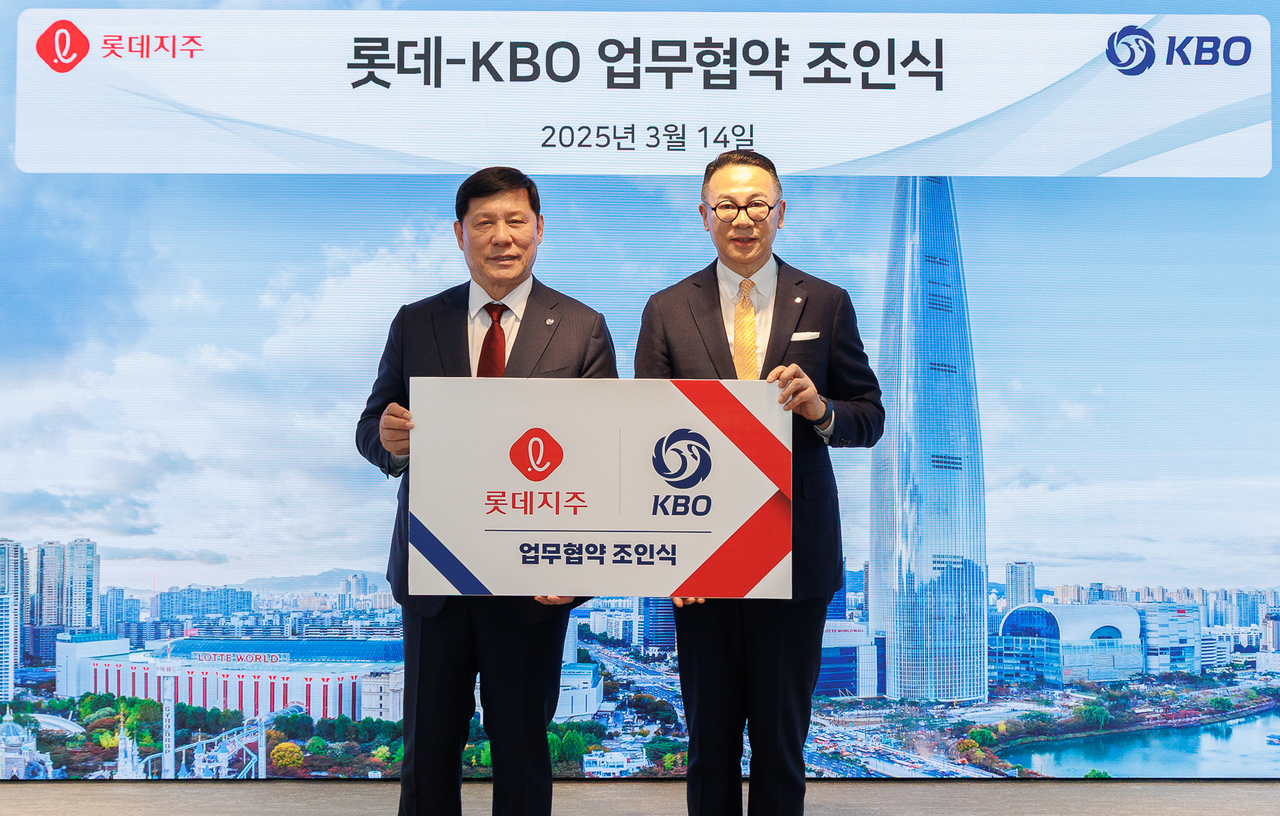 허구연 KBO 총재(왼쪽)와 이동우 롯데지주 대표이사 부회장(오른쪽)[롯데지주 제공]