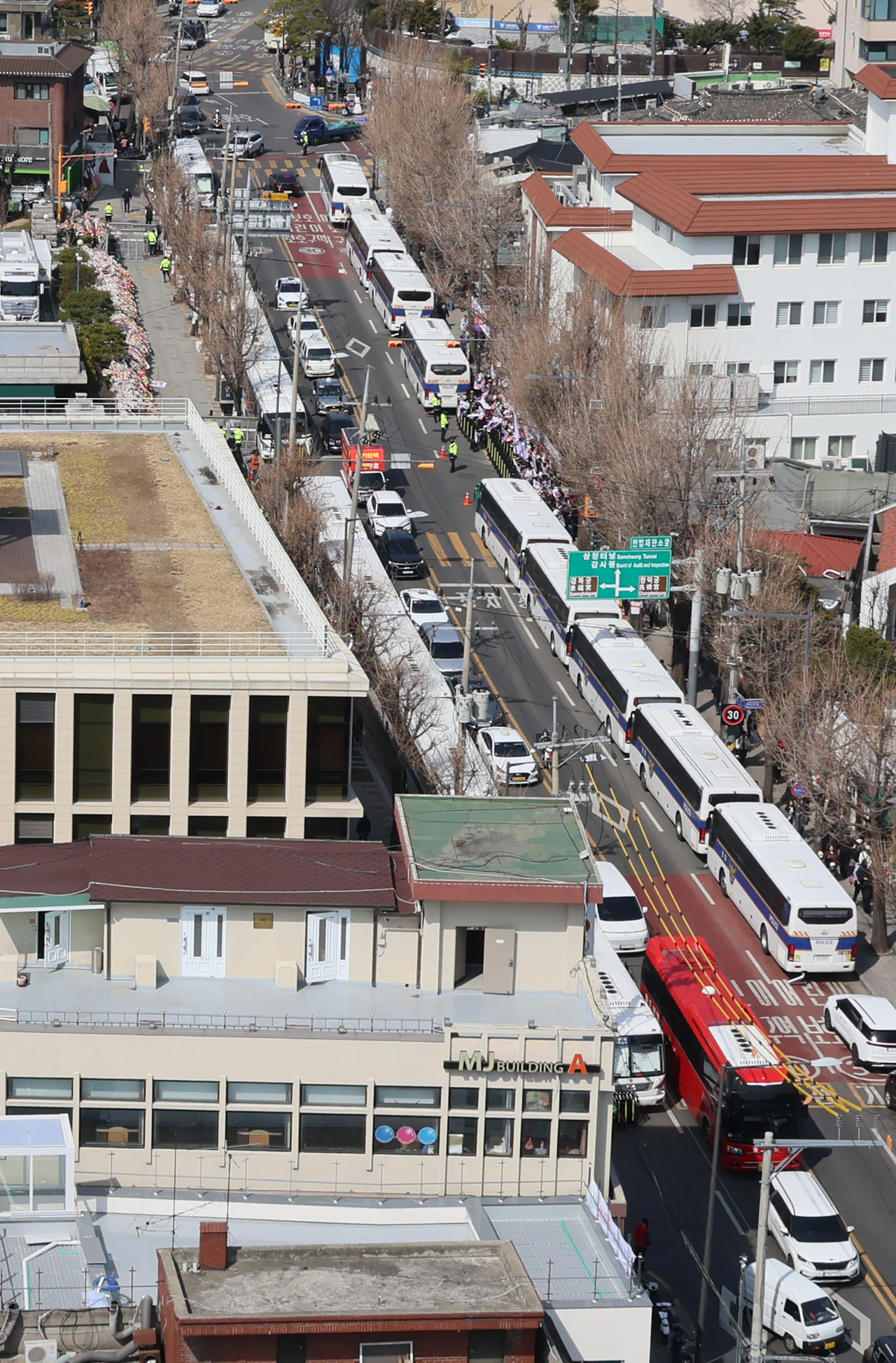Police bus barricades surround the Constitutional Court in Seoul on Friday as security tightens before the impeachment verdict. (Yonhap)