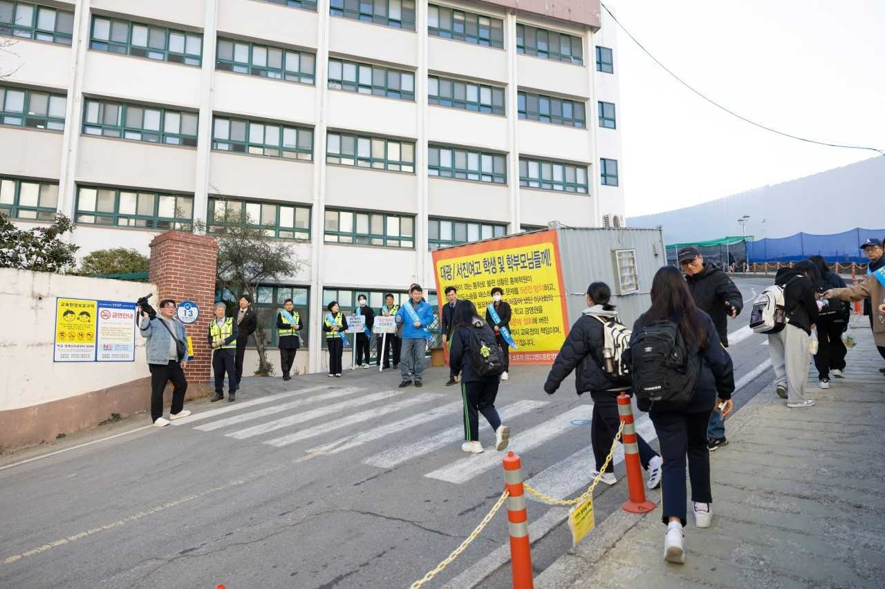 이정선 교육감은 14일 오전 등교시간에 대광여고 통학로를 찾아 등굣길 학생들의 불편사항을 점검하고, 학생, 학교 의견을 수렴했다.