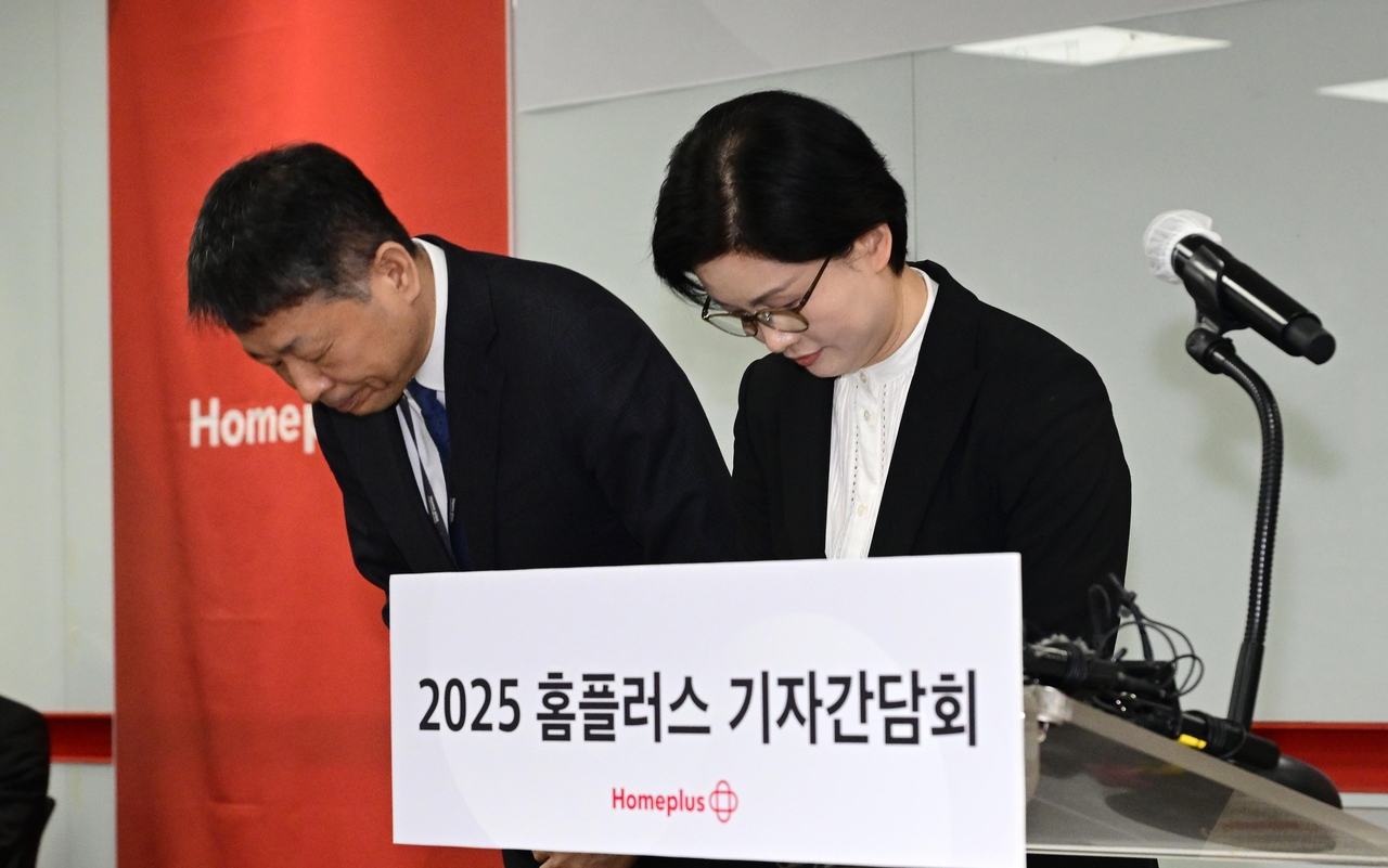김광일 MBK파트너스 부회장 겸 홈플러스 공동대표와 조주연 홈플러스 공동대표가 14일 서울 강서구 홈플러스 본사에서 기업회생절차 돌입 이후 첫 기자간담회를 열고 입장 발표 전 고개숙여 인사하고 있다. 이상섭 기자