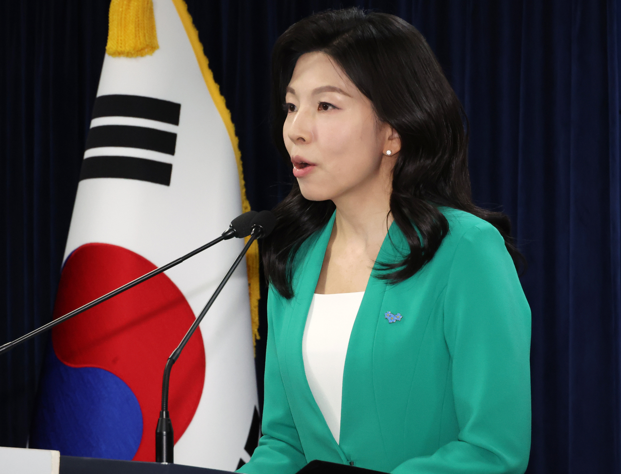 Kim In-ae, deputy spokesperson of South Korea's Ministry of Unification, reads a statement urging the immediate release of South Korean missionaries Kim Jung-wook, Kim Kook-kie and Choi Chun-gil, who are detained in North Korea, during a press briefing at Government Complex Seoul, Friday. (Yonhap)