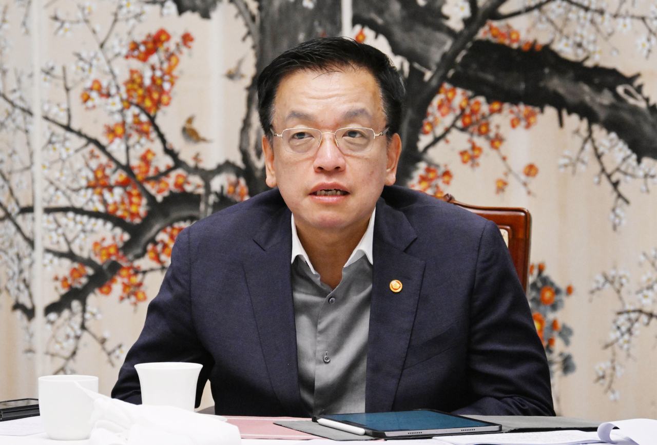 Acting President Choi Sang-mok speaks during a weekly meeting on macroeconomic and financial issues at the government complex in Seoul on Thursday. (Yonhap)