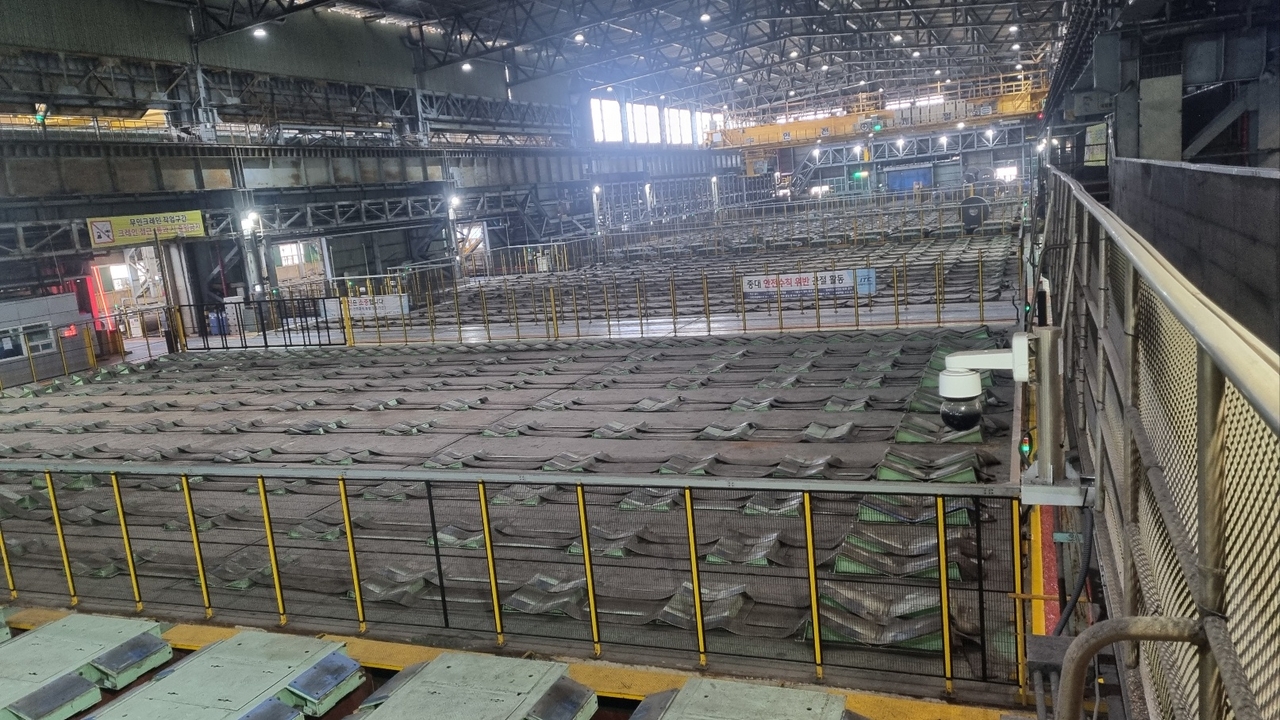 Hyundai Steel Co. has partially shut down some lines at its Dangjin Steelworks, leaving the factory empty as of Feb. 24. (Yonhap)