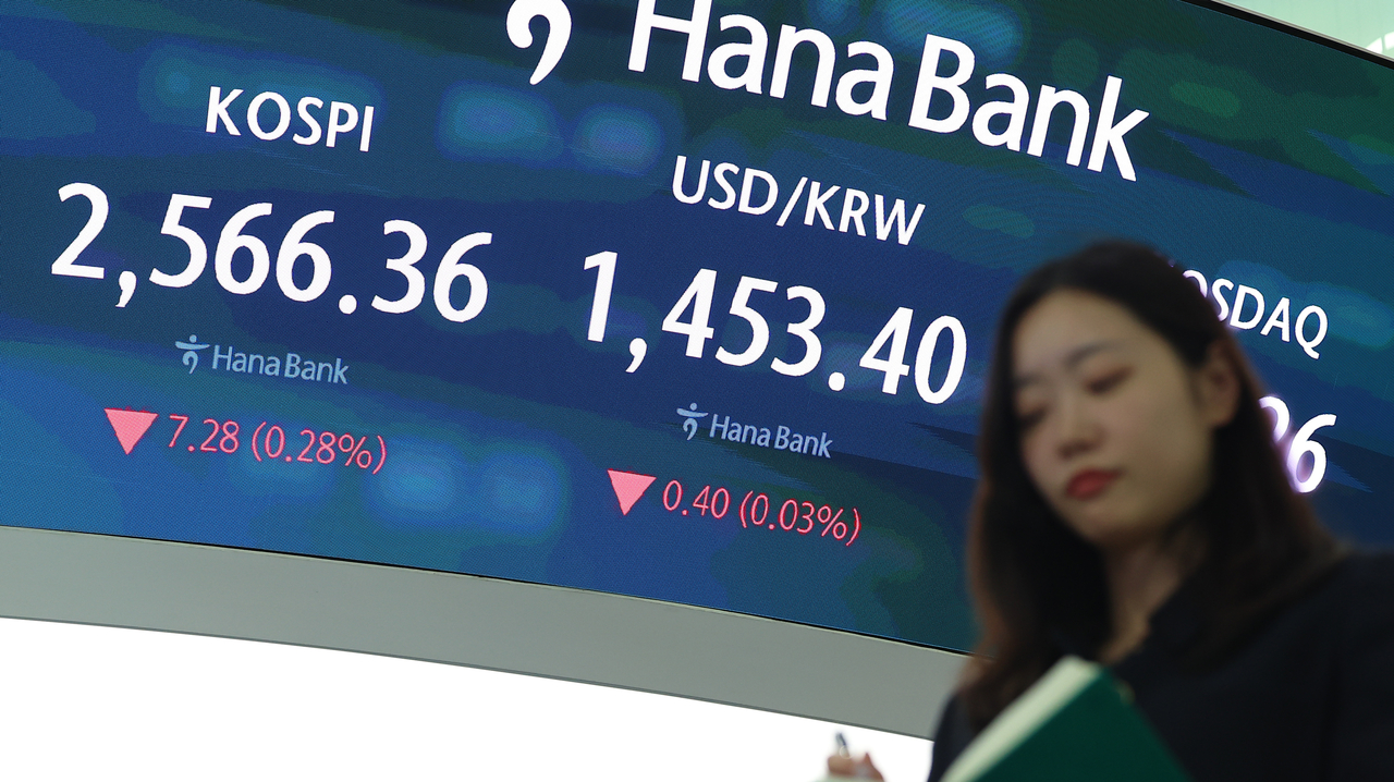 An electronic board showing the Korea Composite Stock Price Index at a dealing room of the Hana Bank headquarters in Seoul on Friday. (Yonhap)