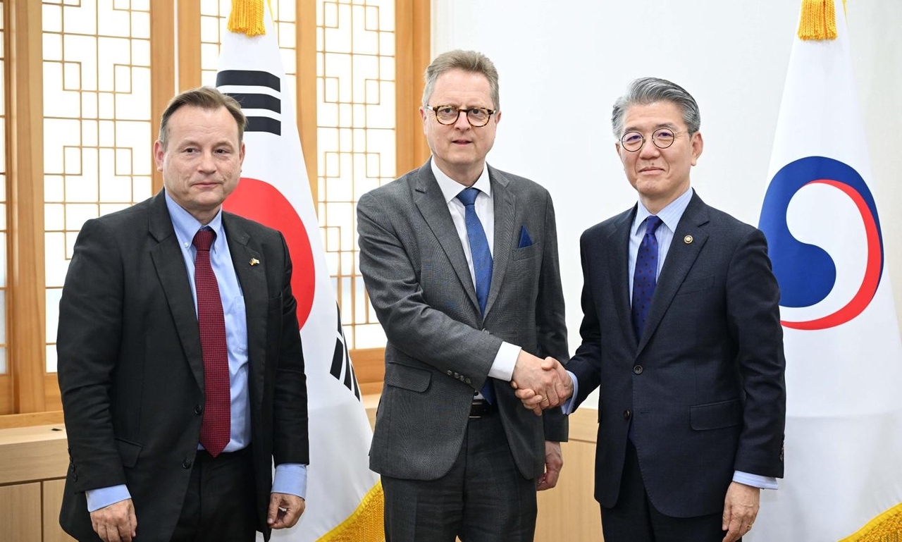South Korean Deputy Foreign Minister Kim Hong-kyun (right) shakes hands with Frank Hartmann, director general for Asia and the Pacific at the German Federal Foreign Office (center) with German Ambassador to South Korea Georg Wilfried Schmidt attending at a meeting in Seoul on March 10. (German Embassy in Seoul)