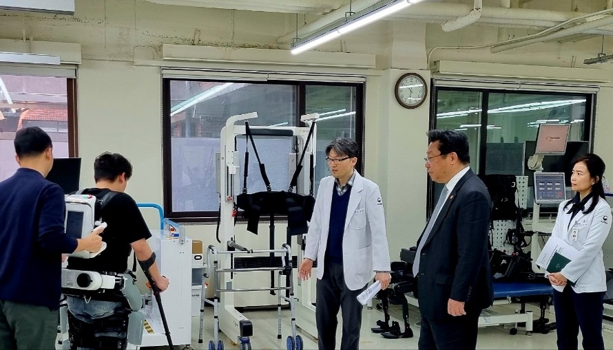주형환 저출산고령사회위원회 부위원장이 14일 서울 강북구 국립재활원을 방문해 인공지능(AI) 기반의 돌봄로봇 시연 모습을 살펴보고 있다.[저출산고령사회위원회 제공]