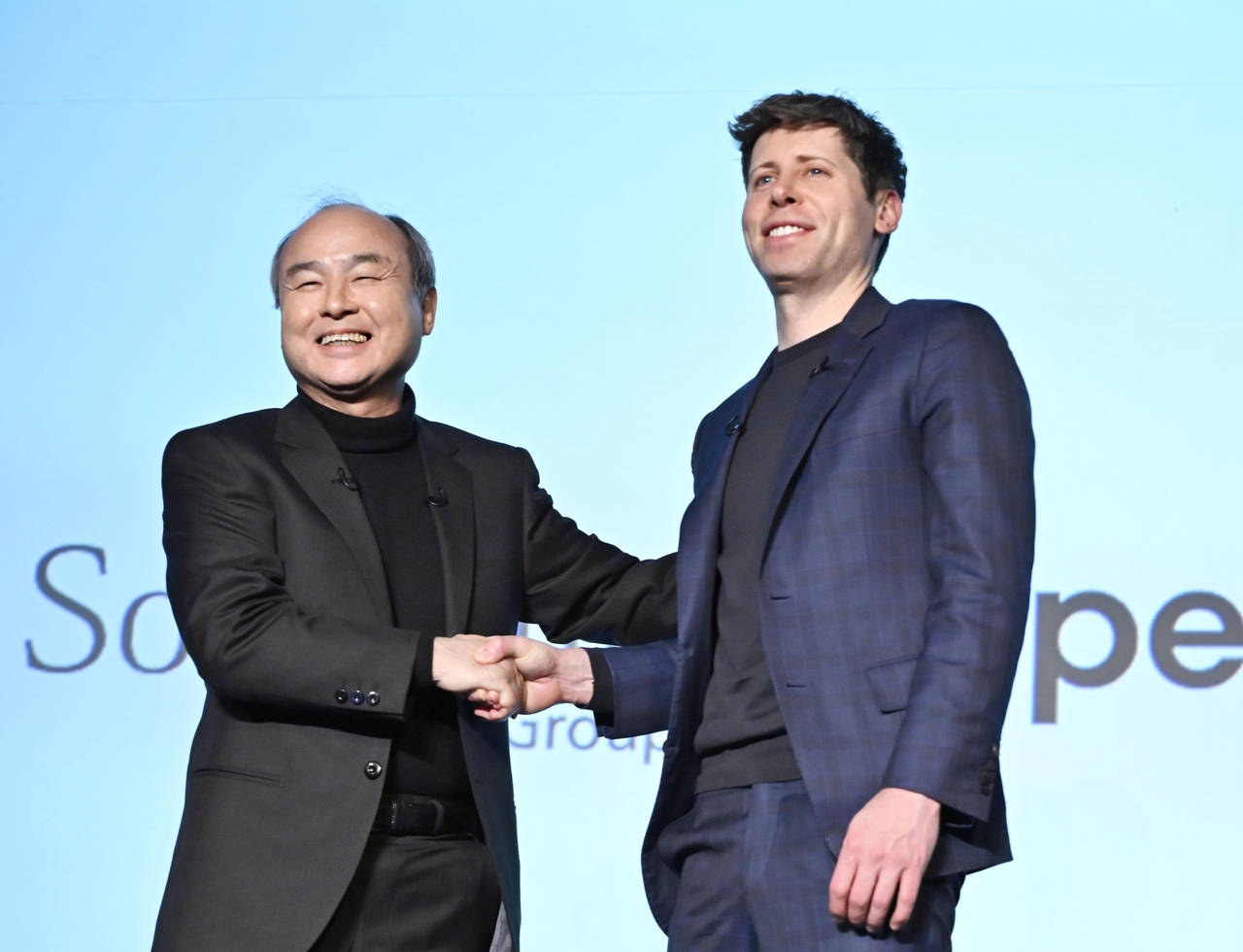 손정의 소프트뱅크그룹 회장(왼쪽)과 샘 올트먼 오픈AI 최고경영자(CEO)가 3일 일본 도쿄에서 열린 행사에서 만나 악수하고 있다. [연합]