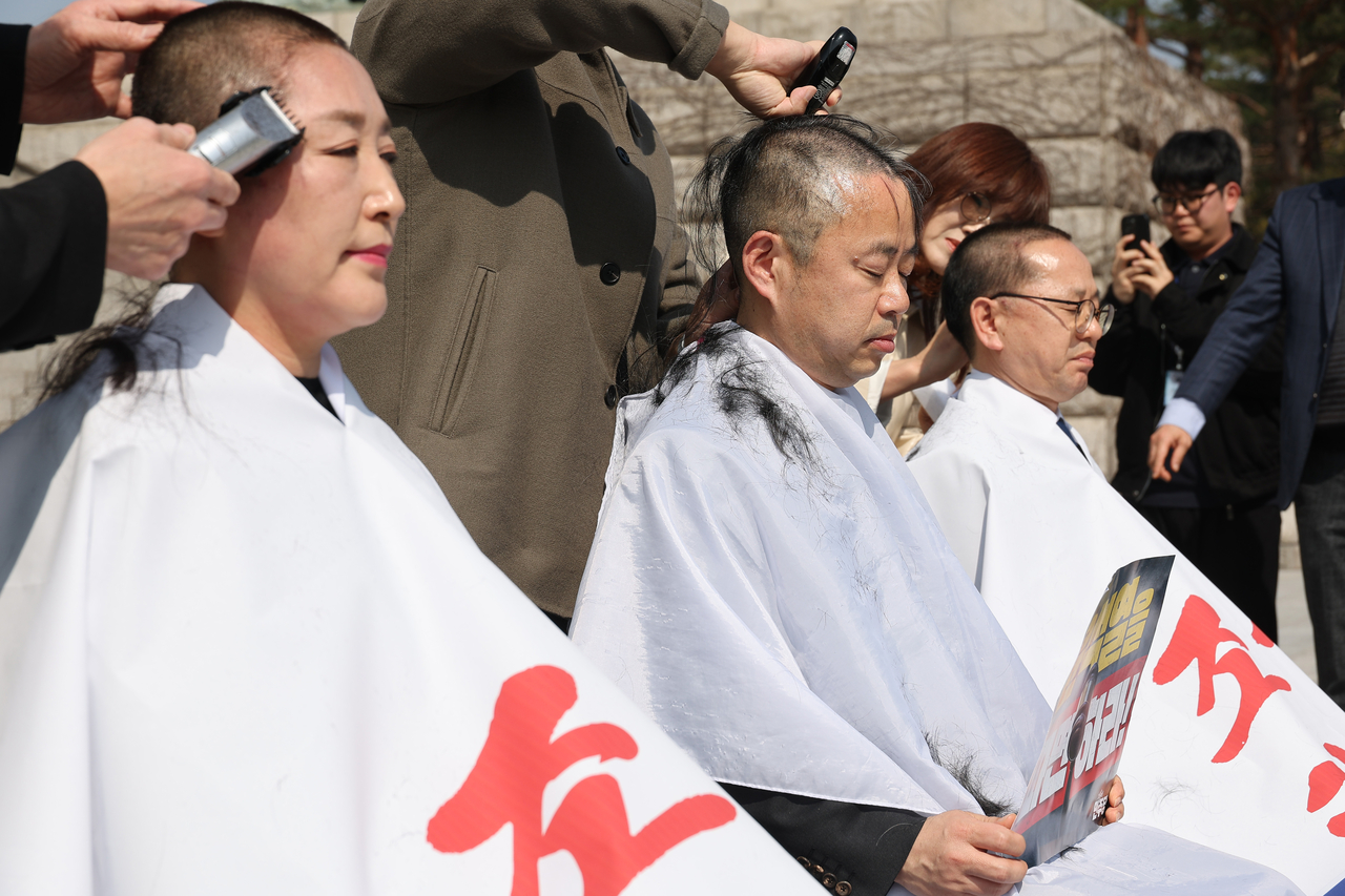 11일 서울 여의도 국회 본청 앞 계단에서 더불어민주당의 전진숙(왼쪽부터), 박홍배, 김문수 의원이 윤석열 대통령 조기파면 등을 촉구하며 삭발하고 있다. [연합]