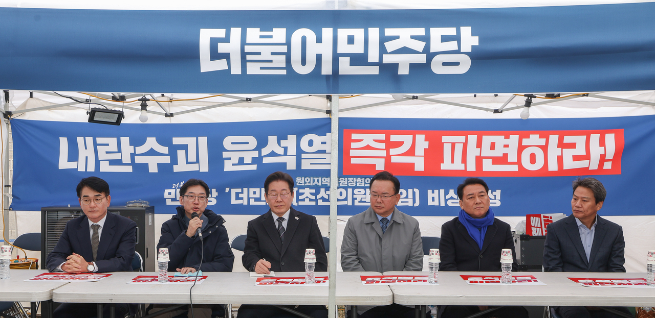 김경수(왼쪽 두 번째) 전 경남도지사가 12일 서울 종로구 경복궁 앞 더불어민주당 천막 농성장에서 열린 국난극복을 위한 시국간담회에서 모두발언을 하고 있다. 2025.3.12 [공동취재] [연합]