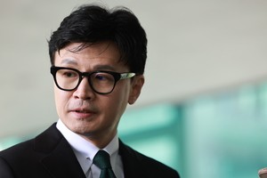 멋있게 영어로 ‘이재명 저격’했는데…문법 지적당한 한동훈