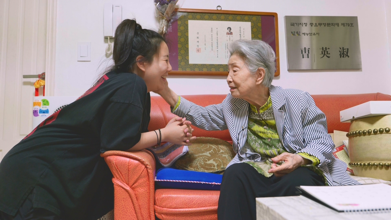Hwang Ji-young (lef) and Cho Young-sook in "Women's Gukgeuk: Enduring on the Edge of Time" (Cinema Dal)