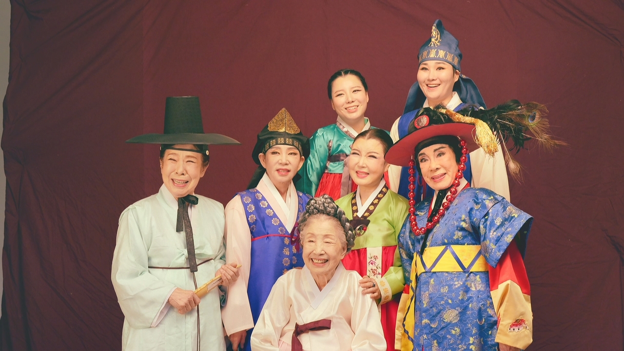 A scene from "Women's Gukgeuk: Enduring on the Edge of Time" shows The cast of "Legend Chunhyang" pose for a group photo. (Cinema Dal)