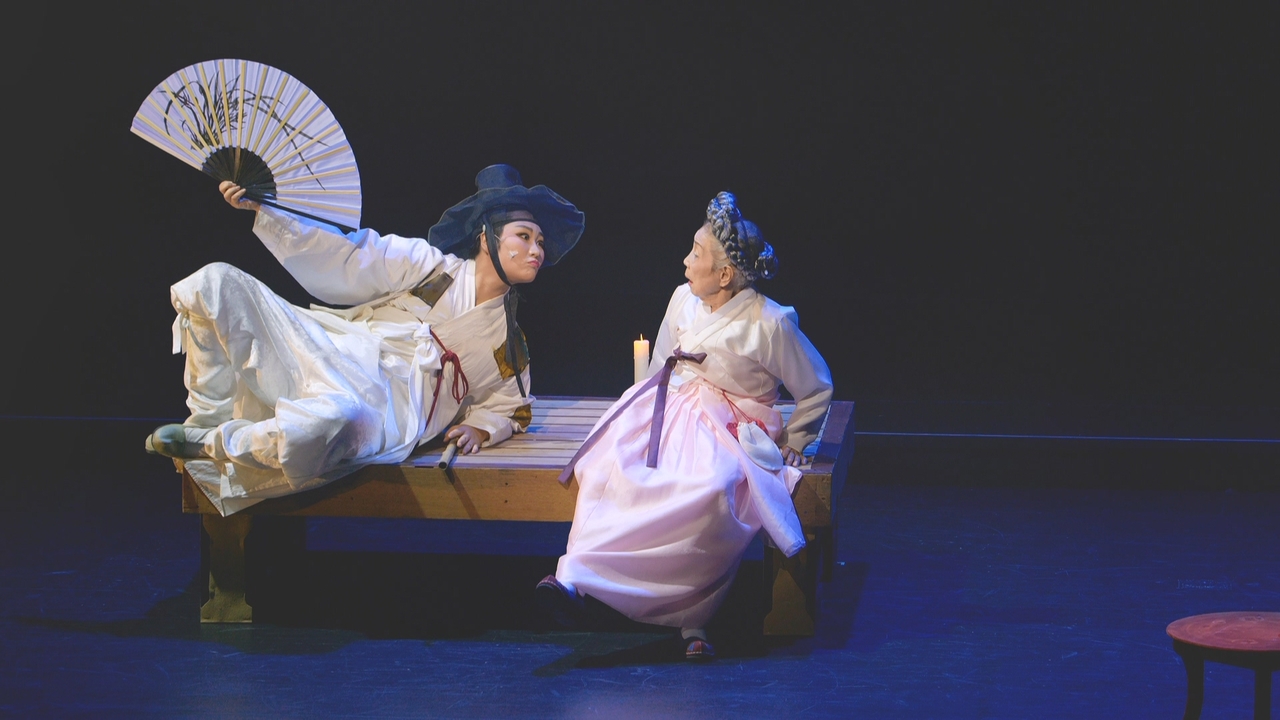 Park Soo-bin (left) and Cho Young-sook during a performance in "Women's Gukgeuk: Enduring on the Edge of Time" (Cinema Dal)