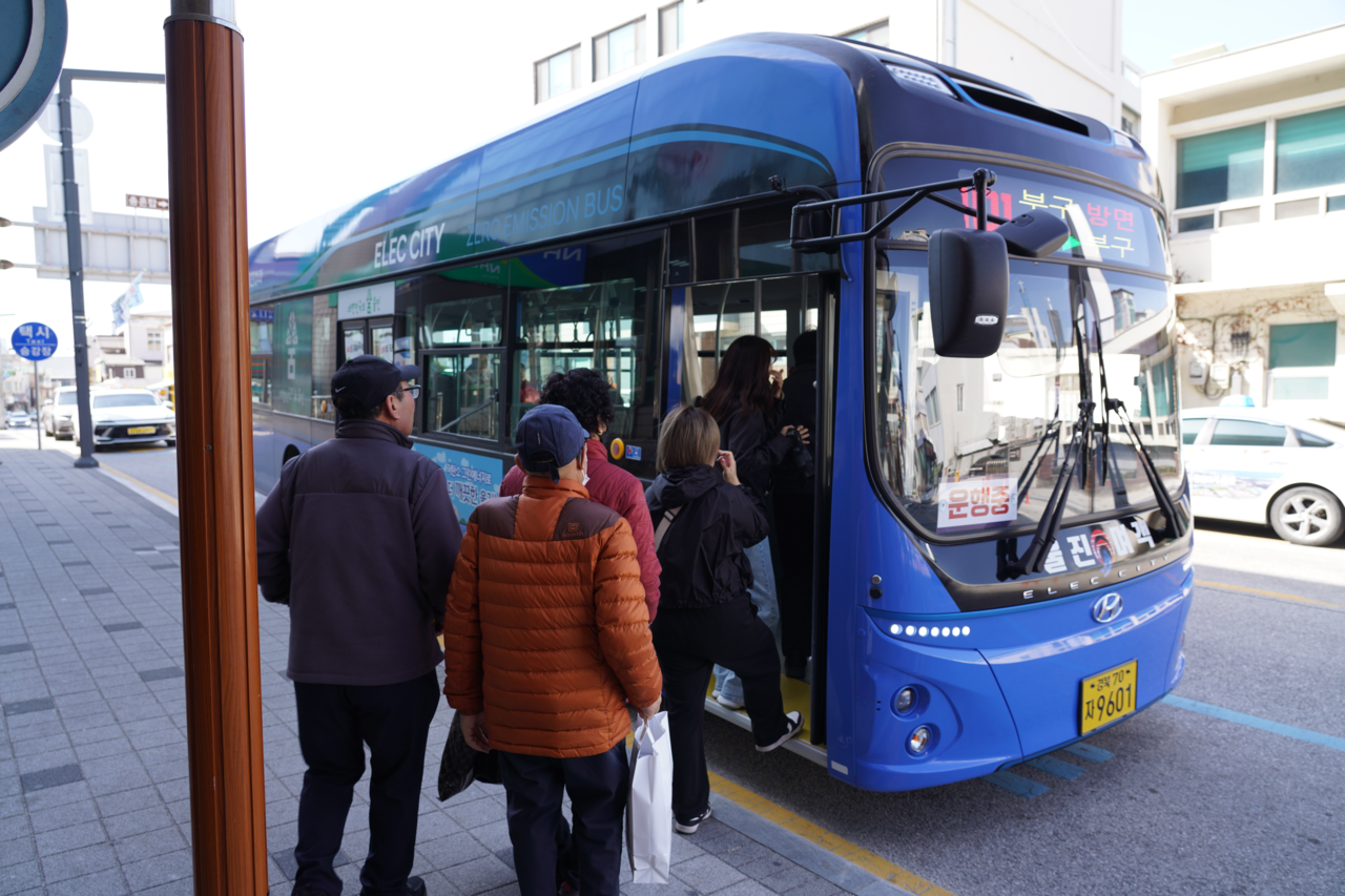 울진군은 오는 17일부터 군민과 관광객을 대상으로 농어촌버스를 전면 무료로 운행하는 정책을 시행한다