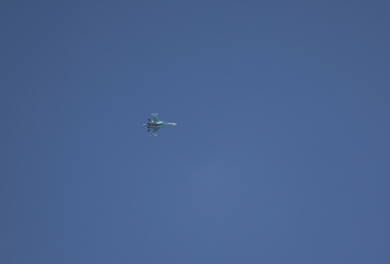 A Russian warplane flies over the Hmeimim air base, in Latakia, Syria, Thursday. (Reuters-Yonhap)
