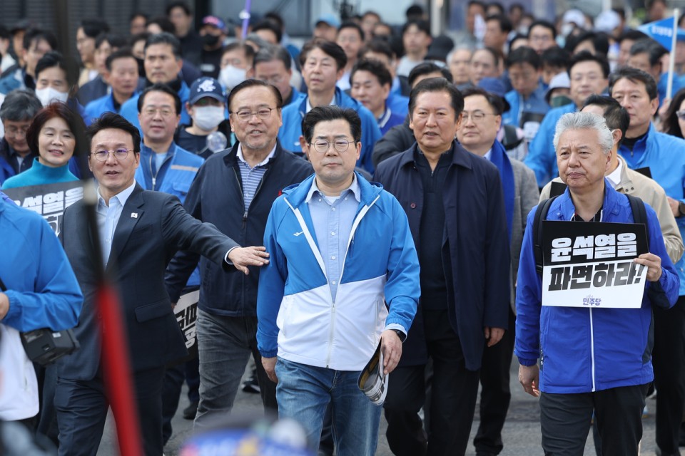 野, 도심서 집회…“탄핵 안 될 수가 없다…헌재 우리가 지킬 것”