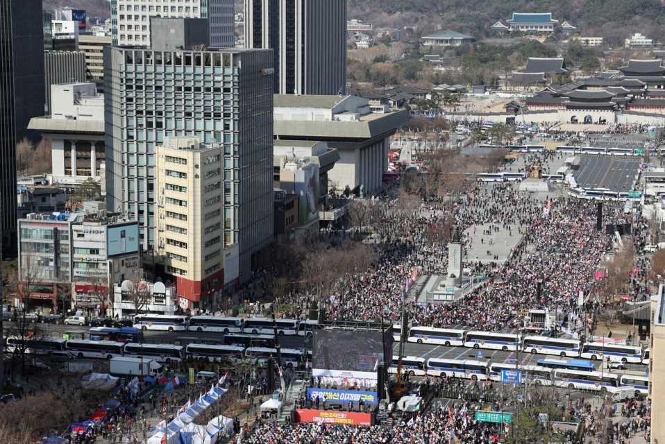 “탄핵 각하”·“즉각 복귀”…광화문·여의도서 ‘尹 탄핵반대’ 집회