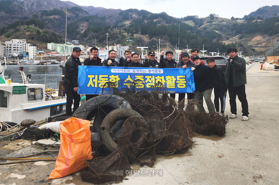 울릉특수 수난 인명구조대가 15일 저동항 촛대바위 일원에서 수중 정화 봉사활동을 펼친후 단체 기념사진을 찍고 있다.(울릉군 제공)