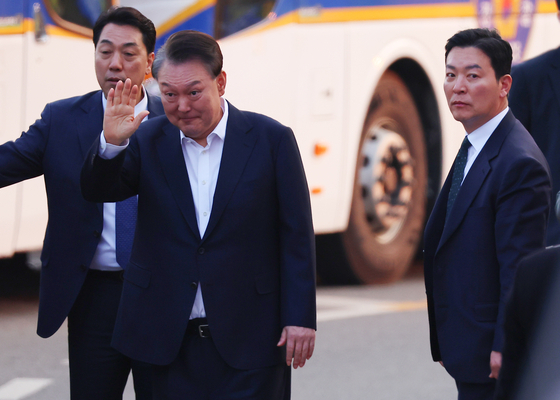 윤석열 대통령이 지난 8일 경기도 의왕시 서울구치소 앞에서 경호차량에서 내려 지지자들에게 인사하고 있다. 오른쪽은 김성훈 경호처 차장. [연합]
