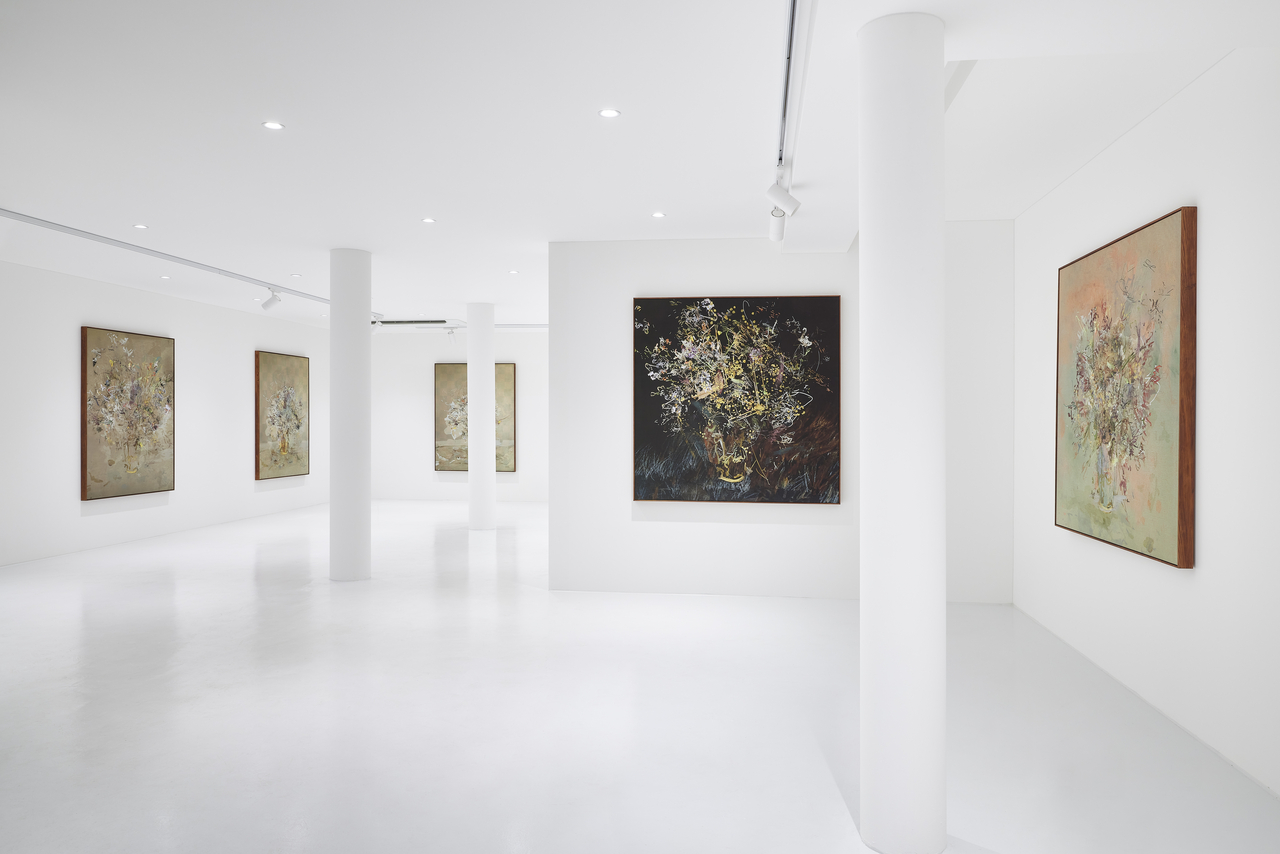 Installation view of "fresh floral ice milk soft blue bruisefresh bruise" by Petra Cortright at Duarte Sequeira in Hannam-dong, Yongsan-gu, Seoul (Courtesy of the gallery)