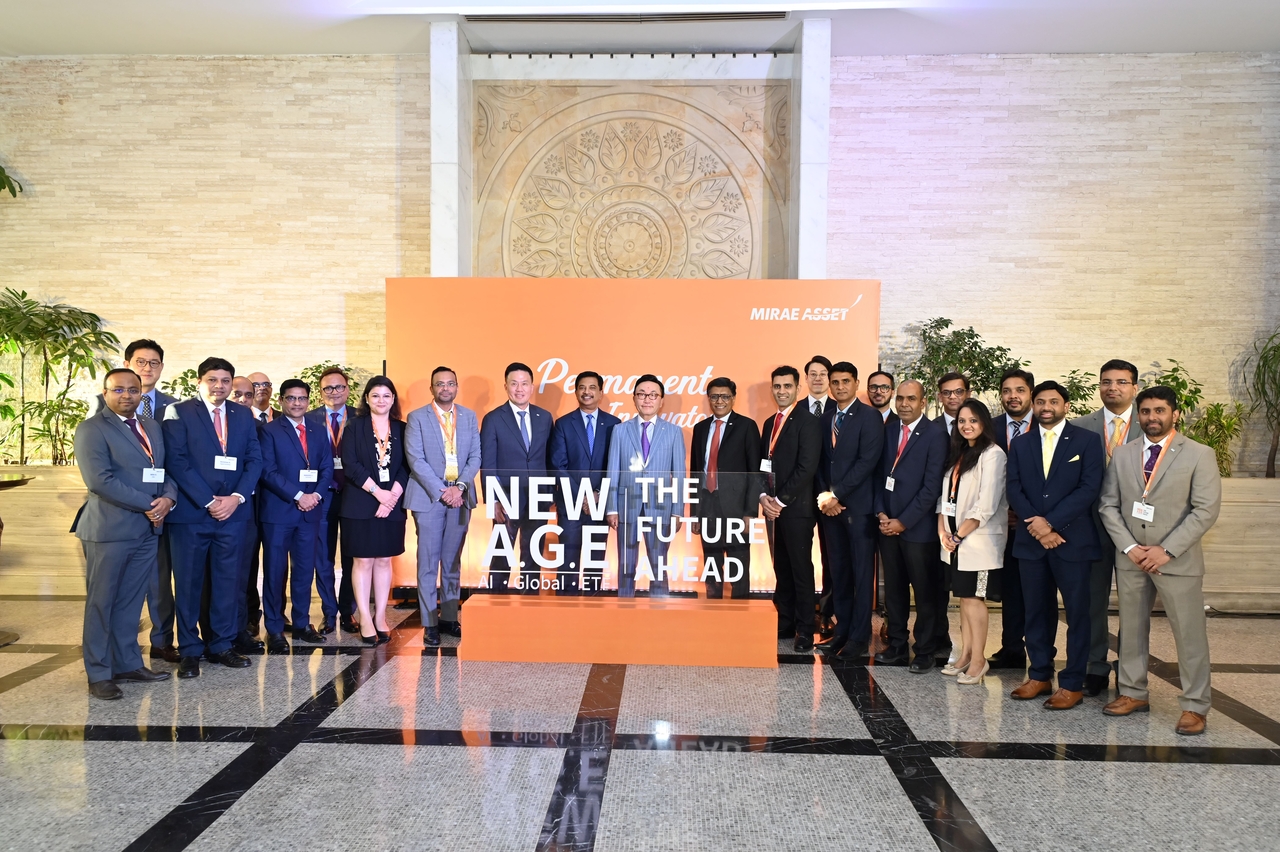 Mirae Asset Group Chairman Park Hyeon-joo (first row, eighth from right) poses with officials from Mirae Asset Global Investments' Indian unit at a seminar hosted by the asset manager held in Mumbai, India, Friday. (Mirae Asset Global Investments)