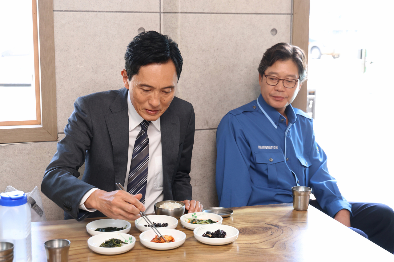 A scene from "The Solitary Gourmet" starring Yutaka Matsushige (left) and Yoo Jae-myung (Media Castle)