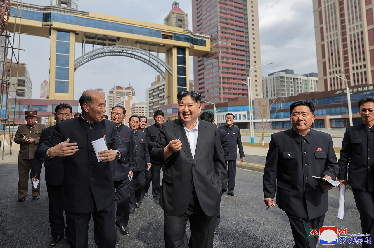 North Korean Leader Kim Jong-un inspects a major housing construction project in Pyongyang on Saturday, in this photo released by the Korean Central News Agency the next day. (Yonhap)
