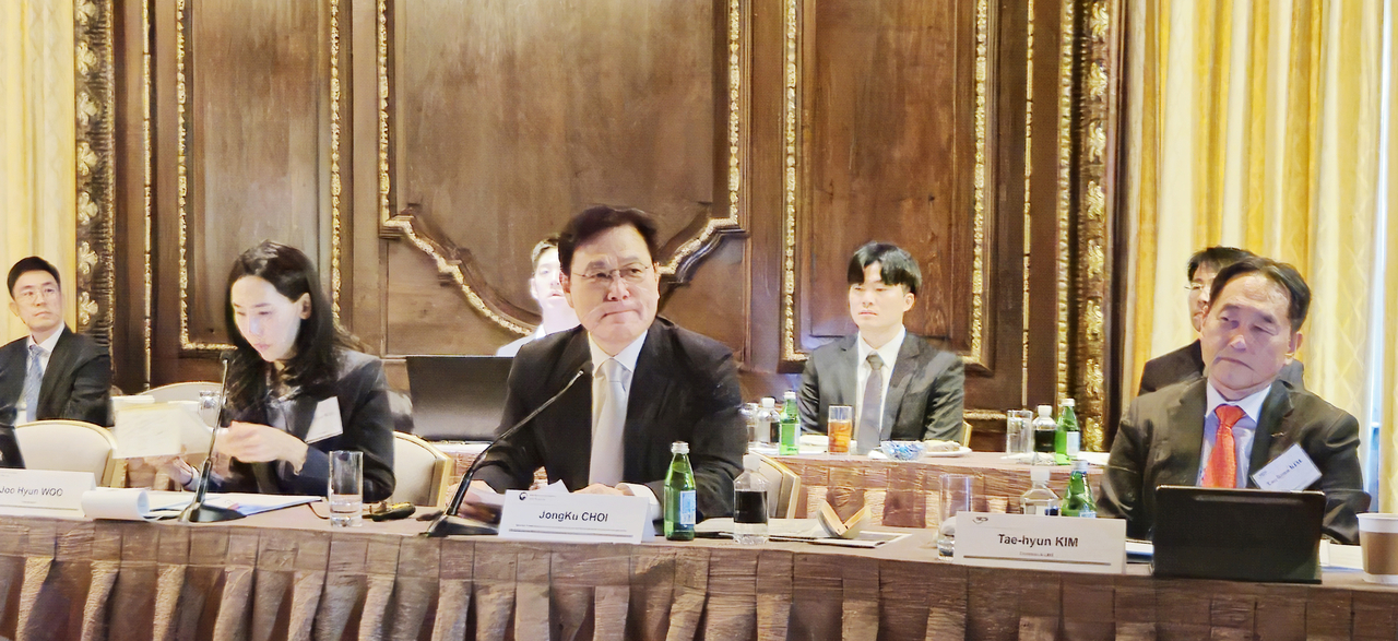 Choi Jong-ku (front row, second from left), South Korea’s ambassador for international financial cooperation, holds an investors meeting in Singapore on Tuesday. (The Ministry of Economy and Finance)