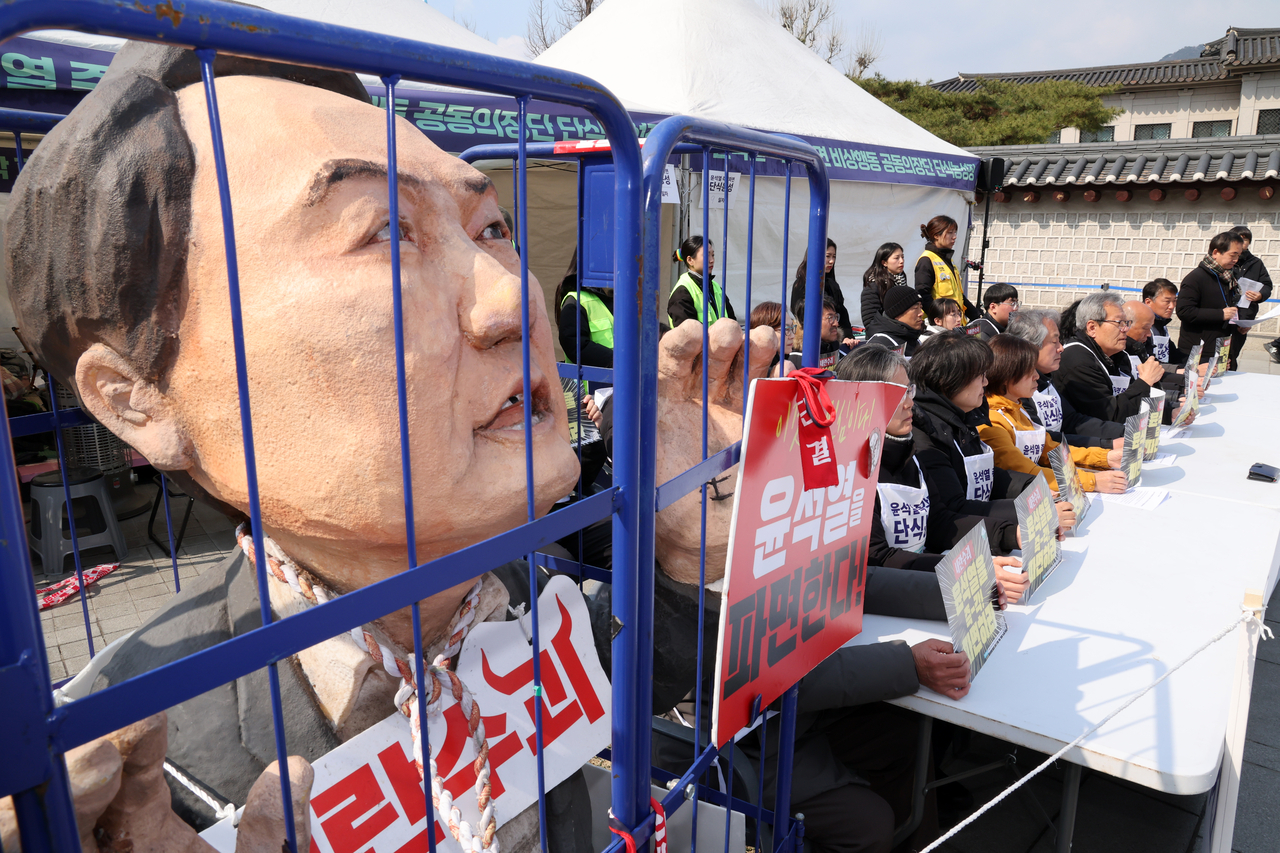 Protesters demanding President Yoon Suk Yeol's removal from office are holding a press conference near Gwanghwamun gate in Seoul on Sunday. (Newsis)