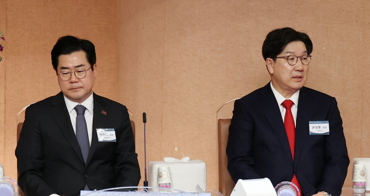 Democratic Party of Korea Floor Leader Rep. Park Chan-dae (left) and People Power Party Floor Leader Rep. Kweon Seong-dong attend a prayer service ahead of Easter at Yoido Full Gospel Church in Seoul on Sunday. (Pool photo via Yonhap)