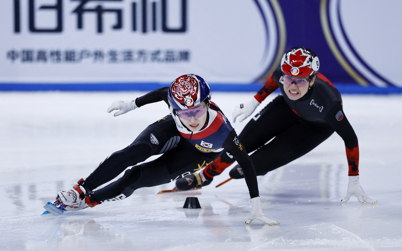 Choi Min-jeong of South Korea (left) competes in the women's 1,500-meter final at the International Skating Union World Short Track Championships at Capital Indoor Stadium in Beijing, Sunday. (Reuters - Yonhap)