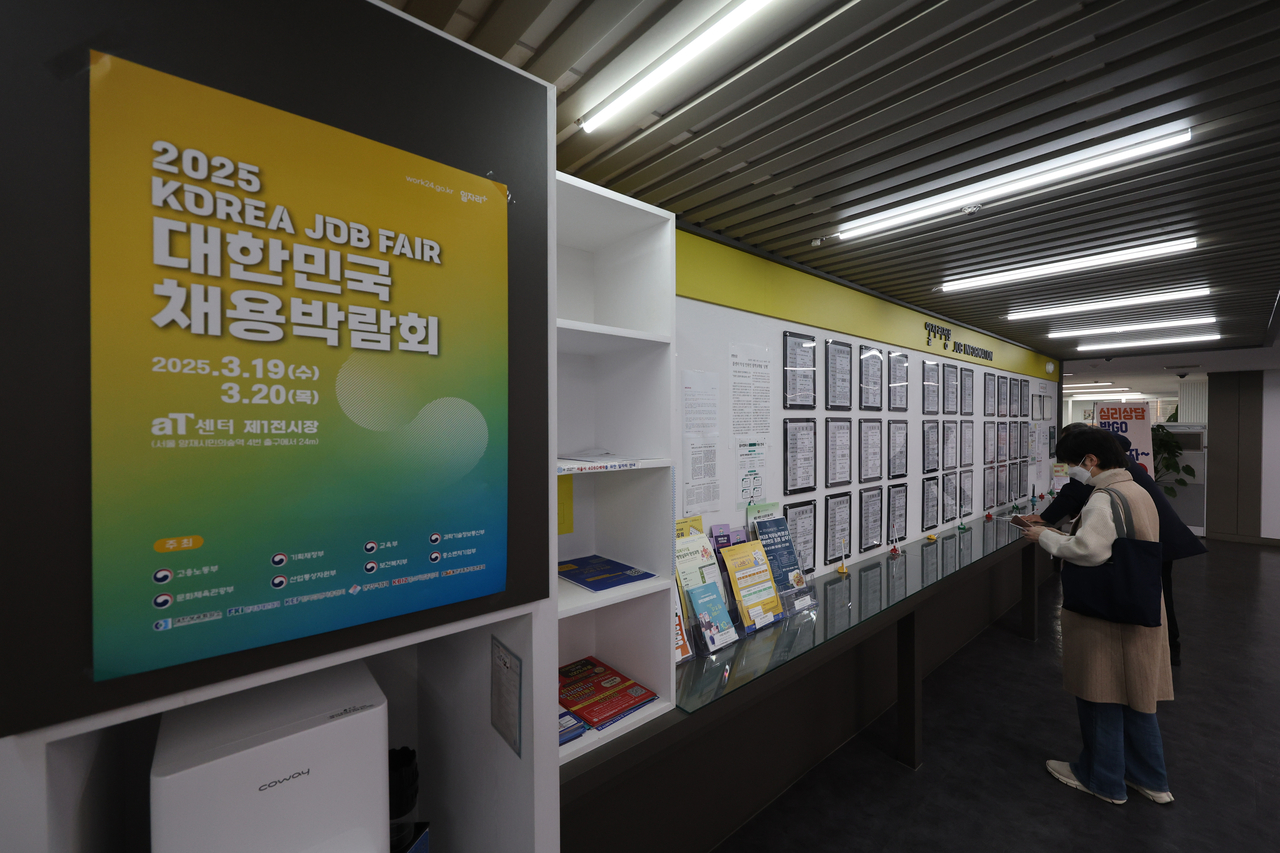Jobseekers check job posts at a job fair in Seoul, in this file photo taken on Wednesday. (Yonhap)