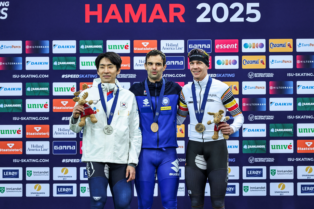 Lee Seung-hoon of South Korea poses with other medalist after winning silver in the men's mass start at the ISU World Speed Skating Single Distances Championships at Hamar Olympic Hall in Hamar, Norway, on Saturday. (EPA-Yonhap)