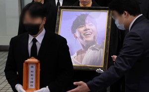 故 휘성 영결식…“다음 세대도 ‘위드 미’ 흥얼거리며 우리 곁에 살아갈 것”