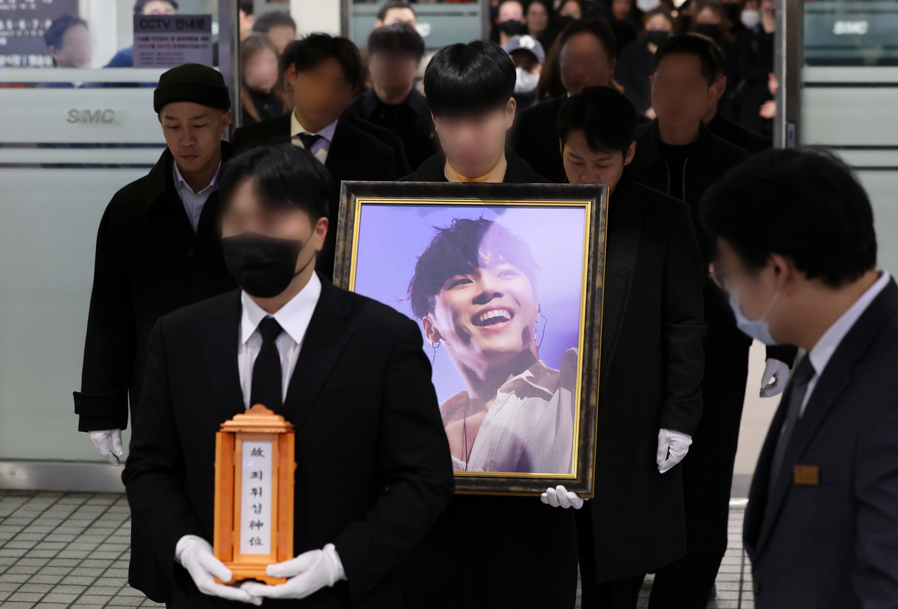 A funeral procession carries the mortuary tablet and portrait of late singer Wheesung at a funeral hall in Seoul on Sunday. (Yonhap)