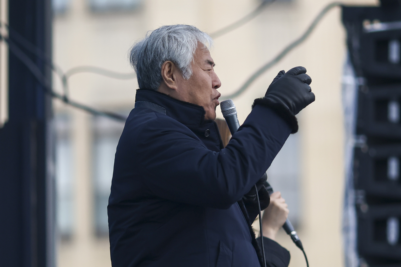 전광훈 사랑제일교회 목사가 16일 서울 세종로사거리 인근에서 열린 광화문 주일예배에서 설교하고 있다. [연합]
