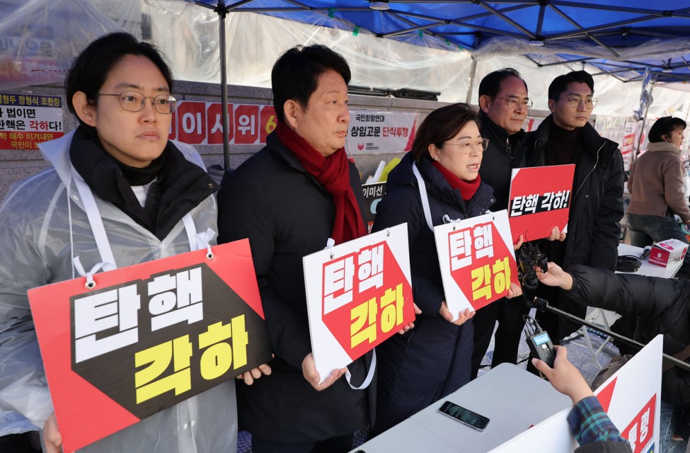 ‘아스팔트 정치’ 방치한 與…의원들은 ‘눈치싸움’ [이런정치]