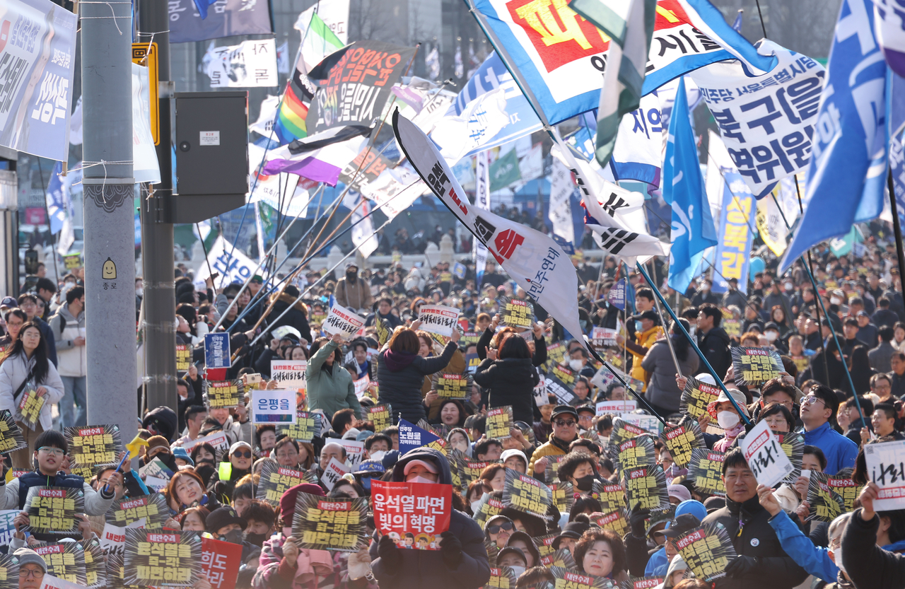 Protesters call for President Yoon Suk Yeol's removal from office near Gwanghwamun of Gyeongbokgung in Seoul on Sunday. (Yonhap)