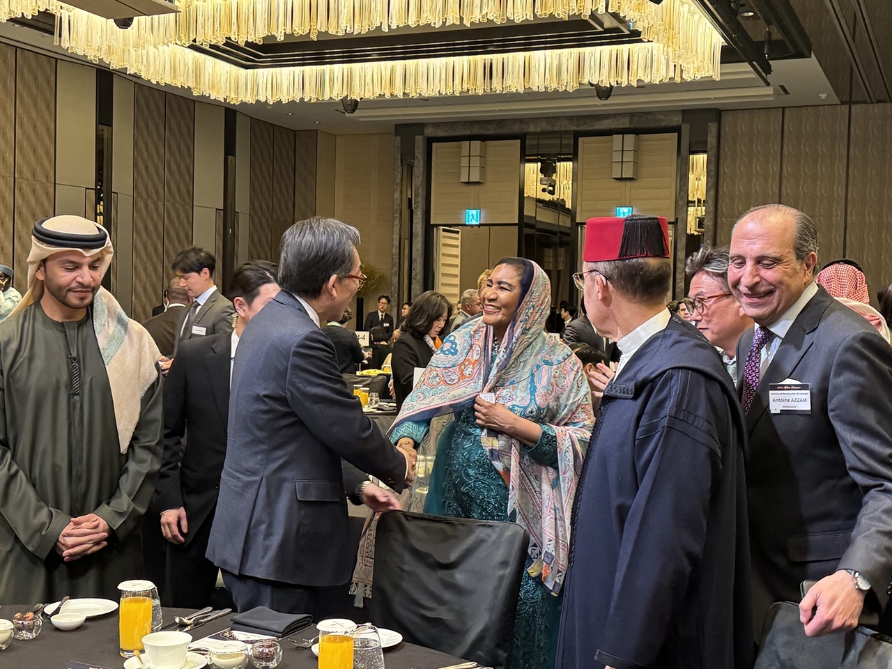 Foreign Minister Cho Tae-yul exchanges greetings with Sudanese Ambassador to Korea Amira Agarib at an Iftar dinner hosted by the Foreign Ministry at the Four Seasons Hotel in Seoul on Tuesday. ( Sanjay Kumar/The Korea Herald)