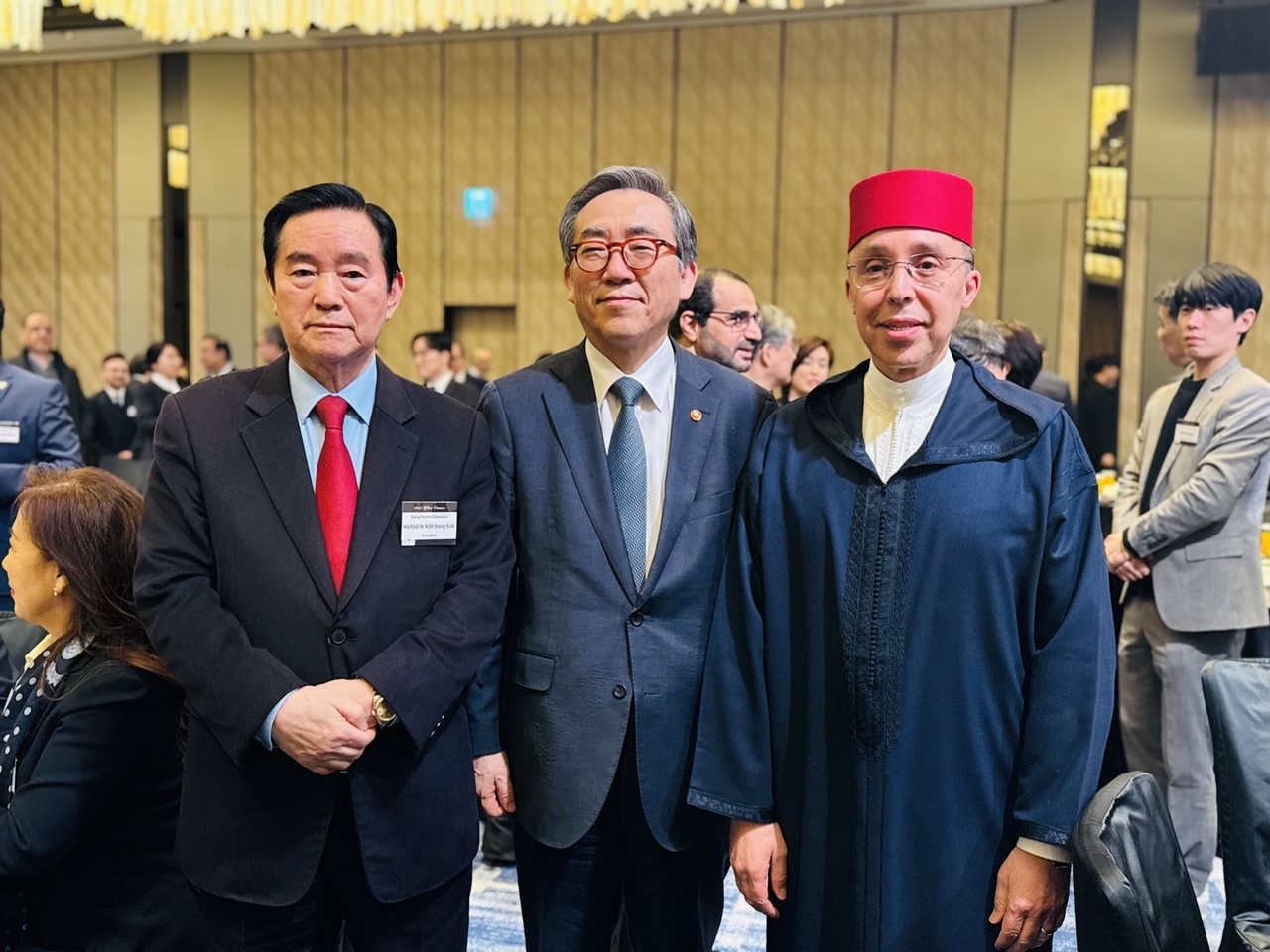 Foreign Minister Cho Tae-yul (center) poses for a photo with Korea Muslim Federation President Hussein Kim Dong-eok (left) and the dean of the diplomatic corps in Korea, Morrocan Ambassador Chafik Rachadi, at an Ifar dinner hosted by the Foreign Ministry at the Four Seasons Hotel in Seoul on Tuesday. ( Sanjay Kumar/ The Korea Herald)