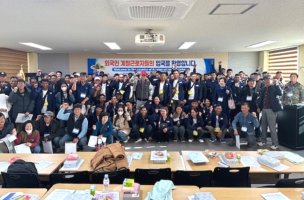 의성군이  캄보디아 계절근로자 환영식을 하고 있다(의성군 제공)