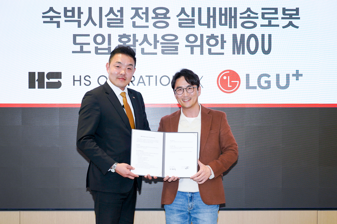 권태혁 HS오퍼레이션 대표(왼쪽부터)와 박재강 LG유플러스 기업파트너담당이 실내 배송 로봇 업무협약을 체결한 뒤 기념 촬영을 하고 있다.  [LG유플러스 제공]