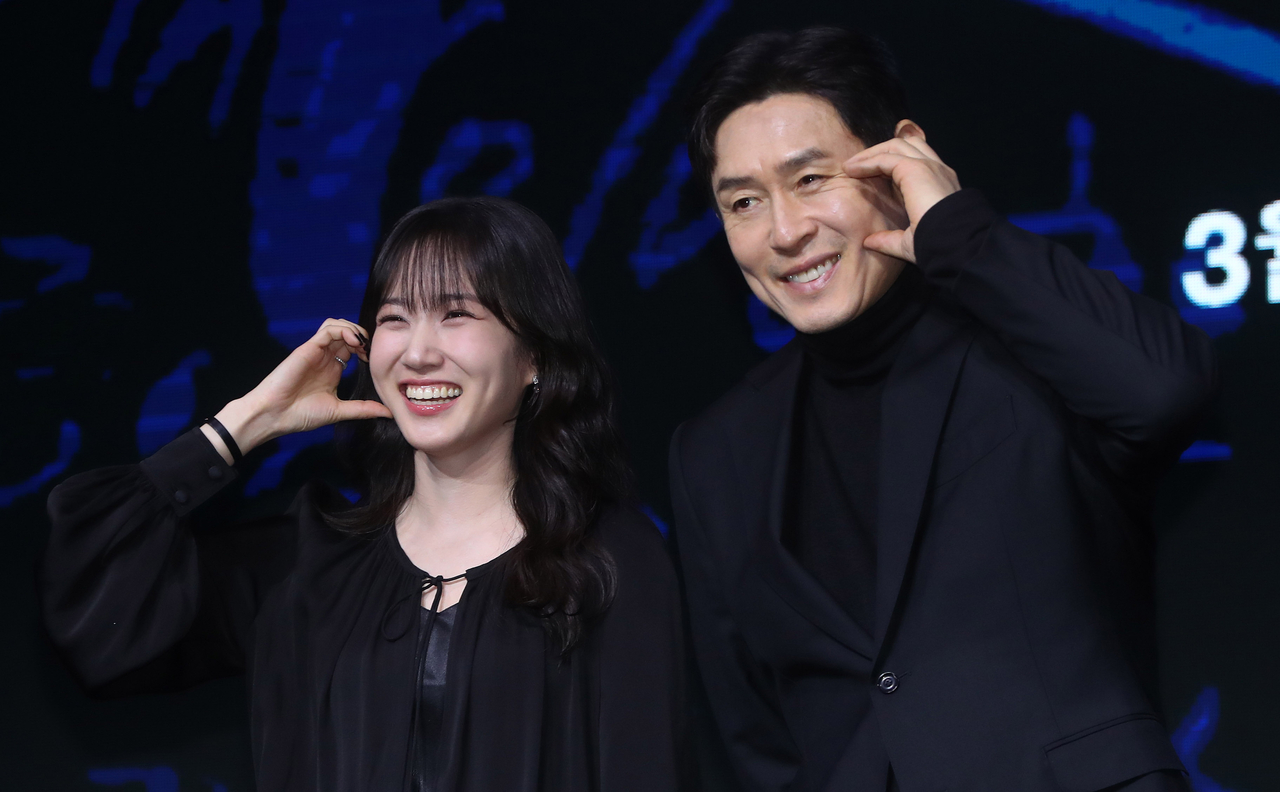 Park Eun-bin (left) and Sul Kyung-gu pose for a photo at a press conference in Yeouido, Seoul, Monday. (Newsis)