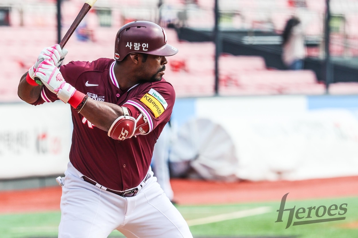 Yasiel Puig of the Kiwoom Heroes prepares to swing against the KT Wiz during a Korea Baseball Organization preseason game at KT Wiz Park in Suwon, Gyeonggi Province, on Mar. 10. (Heroes)