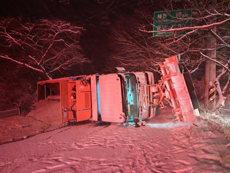 1월 27일 오후 9시 40분쯤 제천시 금성면 월굴리에서도 제설차량이 전복됐다(제천소방서제공)