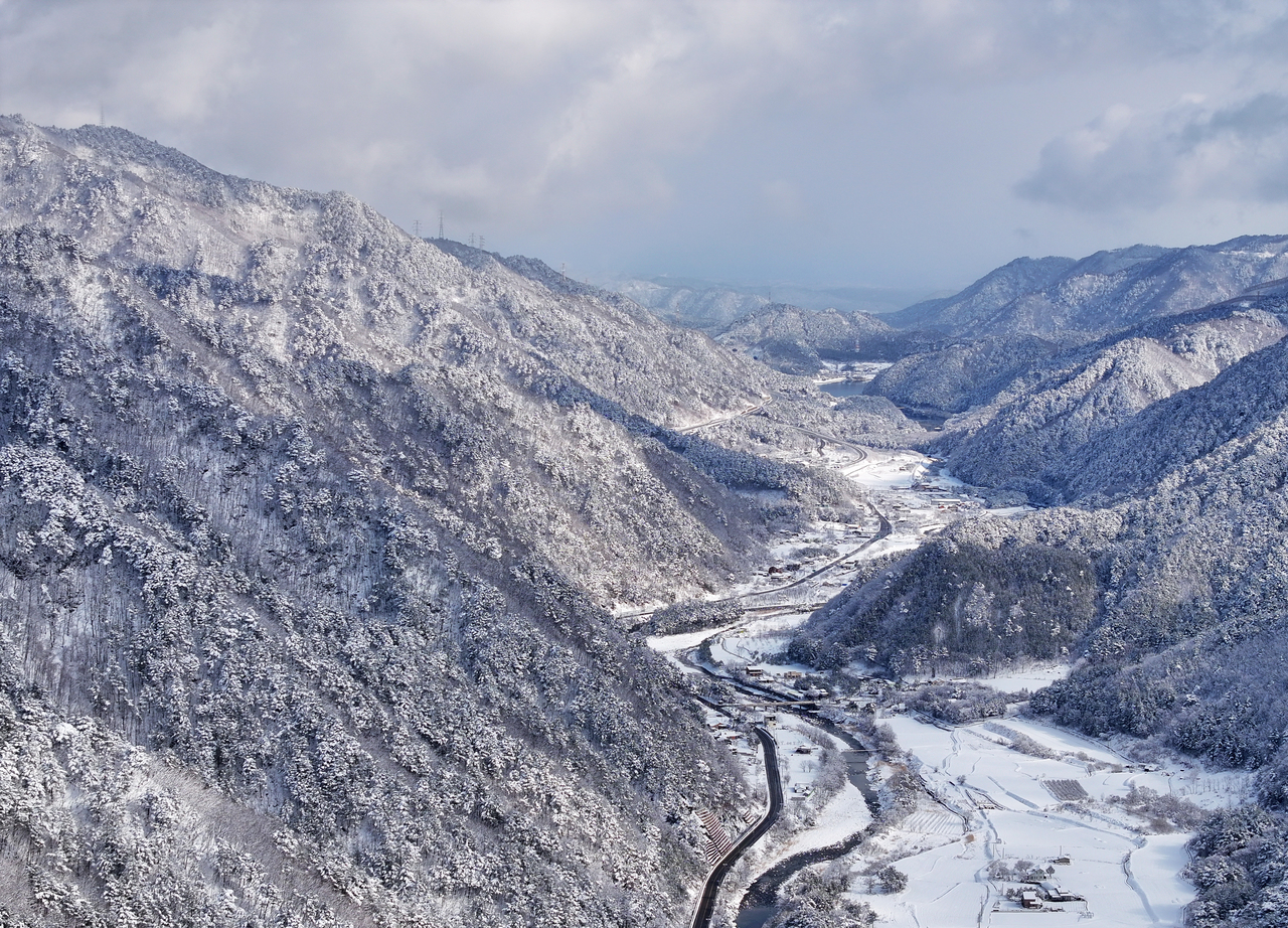 Snow covers a valley in Seomyeon, Yangyang County, Gangwon Province on Monday. (Yonhap)