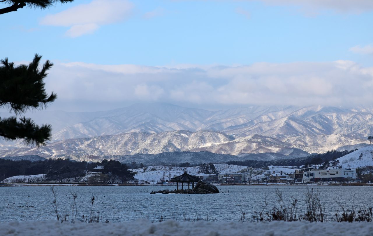 Mountains are covered in white snow, as seen from Gyeongpo Lake in Gangneung on Monday. (Yonhap)